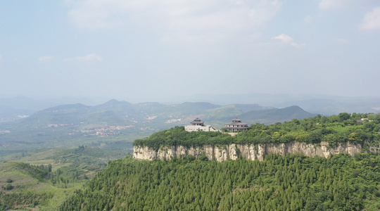 航拍夏季山峰及山上的古建筑视频