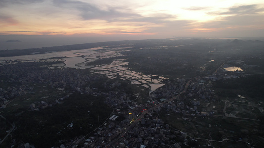 航拍夕阳下的乡村视频