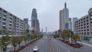 复苏中的武汉主干道城市交通32秒视频