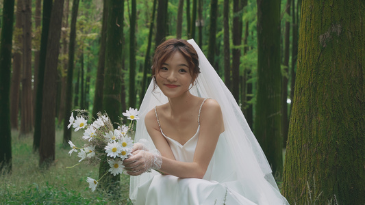 4K年轻女性森林拍摄婚纱写真视频