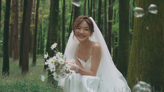 4K年轻女性森林拍摄婚纱照视频