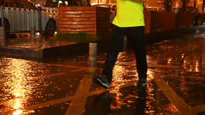 梅雨季慢镜头升格拍摄4k素材暴雨雨水夜晚行人行走脚步62秒视频