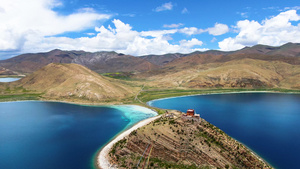 航拍西藏蓝色圣湖羊湖与湖中小岛日托寺视频105秒视频