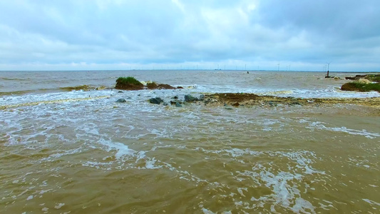 航拍黄海岸边视频