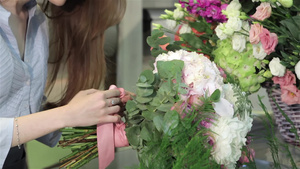 女花商在花店做一束花18秒视频