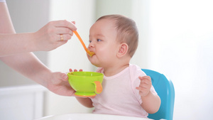 4k妈妈喂孩子吃婴儿餐28秒视频