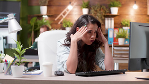 妇女在办公室工作时头痛精神紧张18秒视频