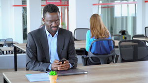 African African American 主管拥有智能手机的经理,在开业公司开放空间办公室员工中工作10秒视频