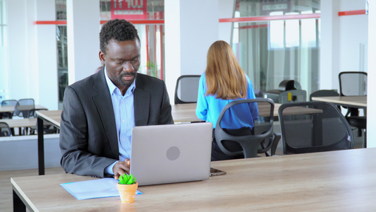 African African American 經理在开业公司的开放式空间办公室员工中工作自视频