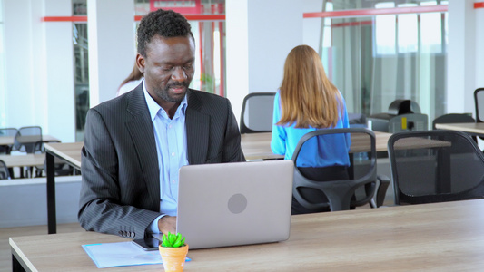 African African Fmerican 经理告诉开业公司开放空间办公室员工的伟大新闻作品视频