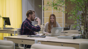 雇员在工作场合喝咖啡和聊天20秒视频