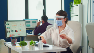 戴着口罩面罩办公消毒自己工位的员工15秒视频