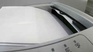 使用激光喷式打印机打印纸面印刷办公室文件16秒视频