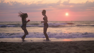 女士和她的学生在海滩上打架26秒视频