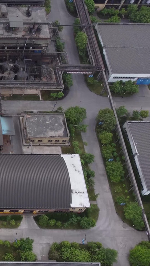 航拍俯视角度工业园区化工素材废水池70秒视频