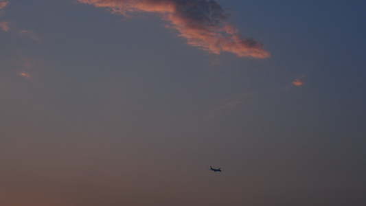 夕阳的飞机视频
