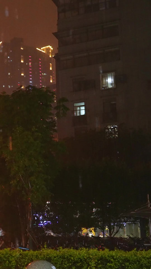 慢镜头升格拍摄素材城市天气雨天夜景暴雨街景灯光慢动作57秒视频