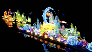 桂林4k实拍航拍湖面上夜晚中的花灯灯会节日花灯78秒视频