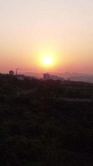 实拍工厂排放烟雾晚霞素材重庆大渡口工业50秒视频