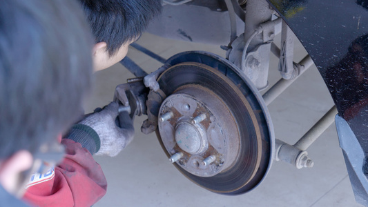 4K实拍汽修更换刹车盘轮胎视频