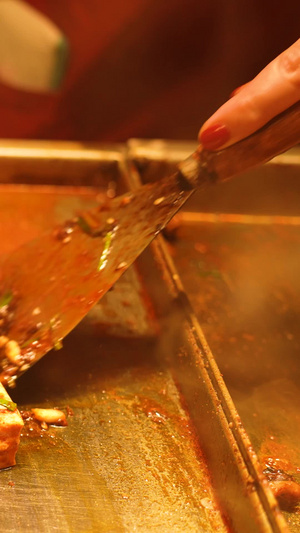 城市夜晚宵夜美食小吃铁板嫩豆腐制作过程素材美食素材18秒视频
