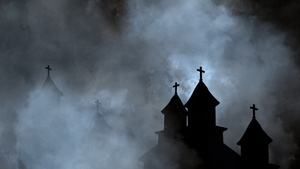 古老的教堂环绕着月光和暴风在夜幕下与乌云交汇而来15秒视频