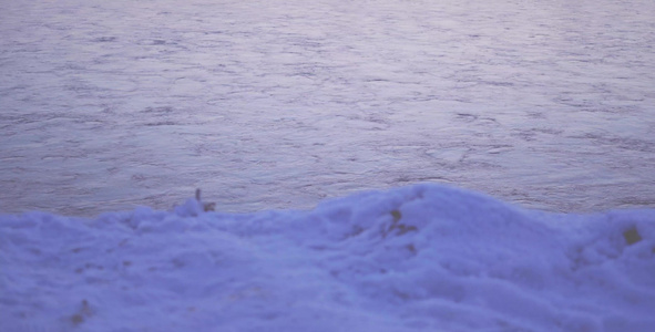 下雪后的江水流动视频