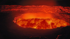 火山顶流出热红熔岩30秒视频