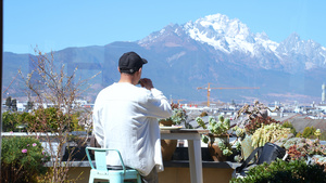 云南丽江旅游度假欣赏玉龙雪山风景的人物背影4k素材82秒视频