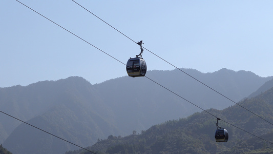 景区高空缆车登山旅游4k娱乐素材视频