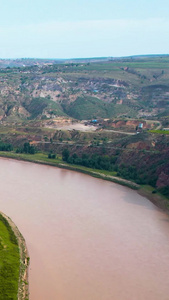 5k航拍陕北黄土高坡上的黄河大峡谷及两岸的农田和村庄超高清视频