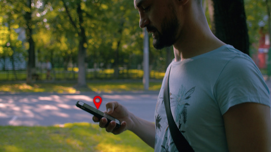男人用智能电话走路视频