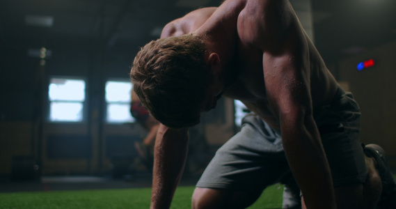 一位憔悴汗流浃背的男运动员在艰苦的锻炼后筋疲力尽地视频
