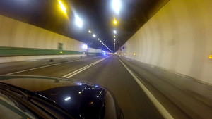 在蒙白隧道下开着第一视角车7秒视频