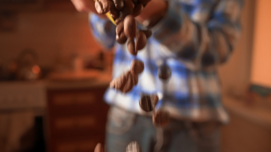 咖啡豆倒在桌上视频