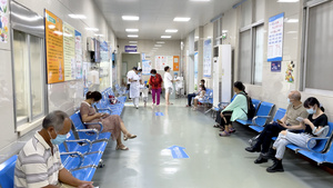 医院走廊等待就医的病人医院环境空镜头实拍29秒视频
