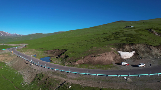 航拍群山山脉中穿行的独库公路视频[山群]视频