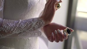 年轻新娘施用香水9秒视频