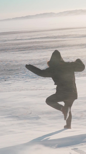 新疆在雪地上跳跃47秒视频