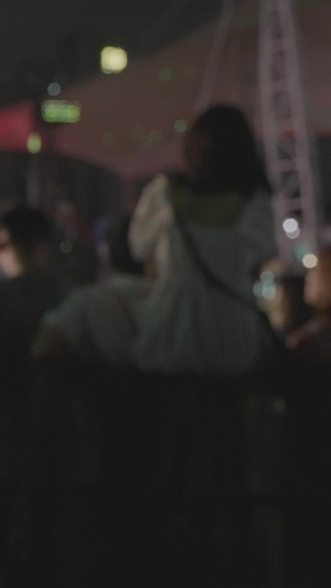 慢镜头升格拍摄素材城市音乐节现场表演演出现场美女歌迷背影音乐节素材57秒视频