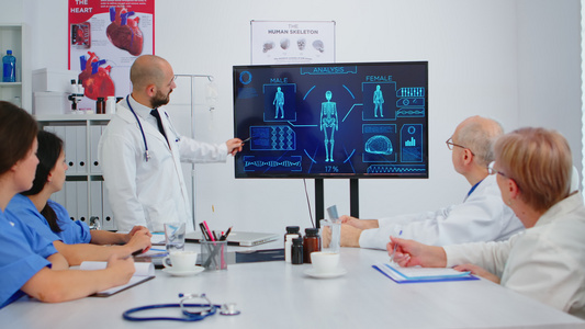 显示人体内部结构的专科外科医生指向数字监测仪视频