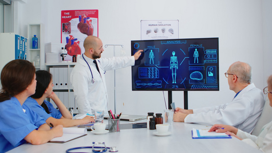 医生使用数字显示器向同事展示人体内部结构视频