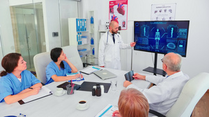 医学专家在谈论保健时用数字监视器指向医疗设备13秒视频
