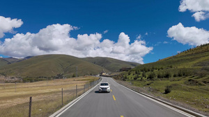 4k蓝天白云下的藏区公路沿途自然风光行车视角43秒视频