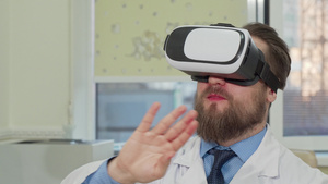 男医生在医院使用3D虚拟真人眼镜6秒视频