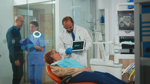 用平板电脑向病人展示牙齿X光图19秒视频