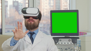戴着虚拟现实眼镜的医生6秒视频
