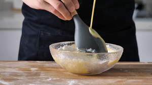 蛋液倒进面粉搅拌49秒视频