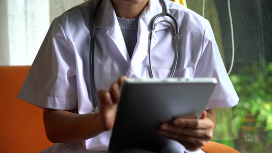 使用数字平板电脑进行在线治疗的手用医生视频