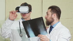 男医生他的同事检查一名病人的X光片16秒视频